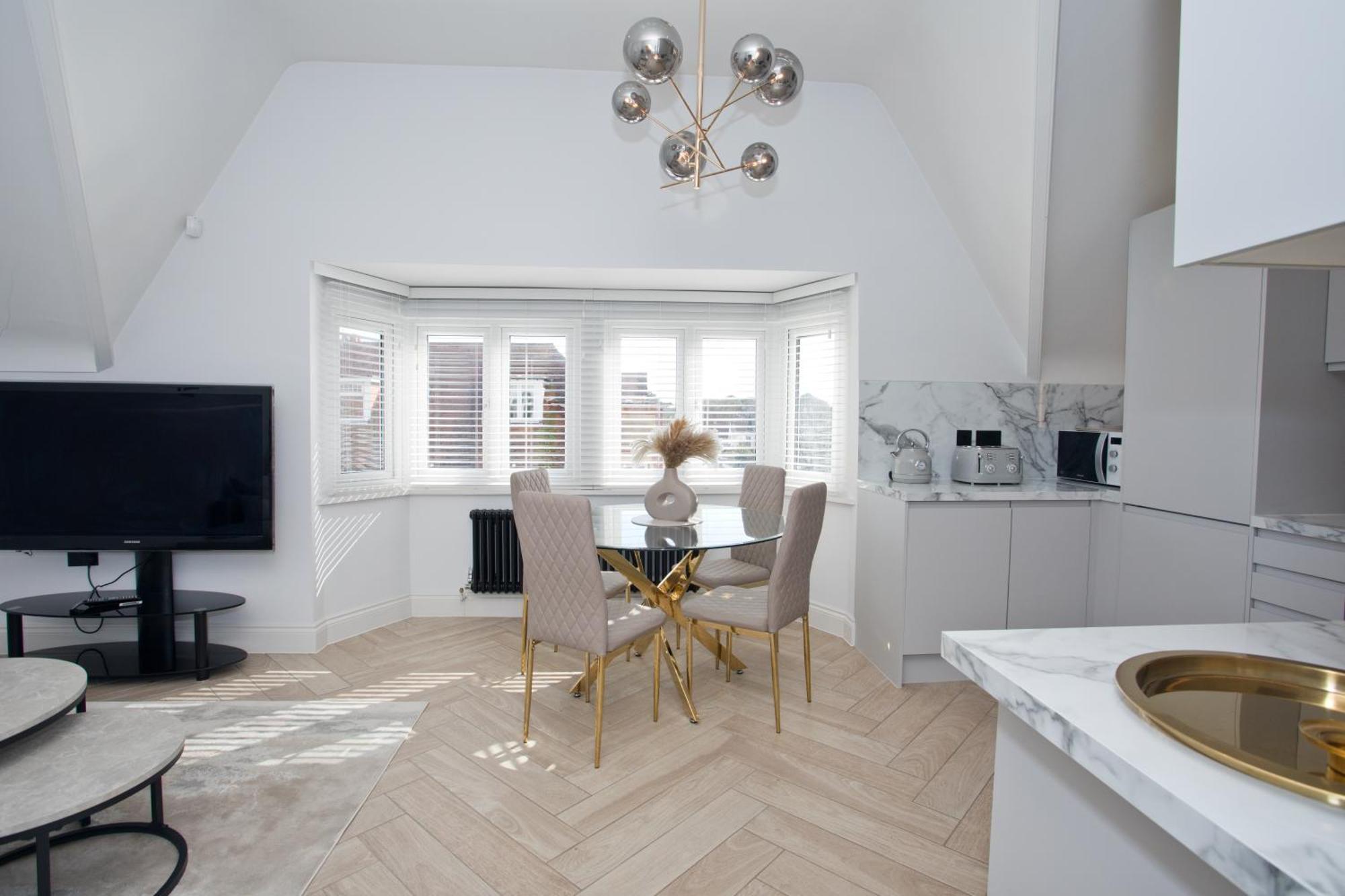 Ultra Stylish Apt Set In An Affluent Location Poole Exterior photo